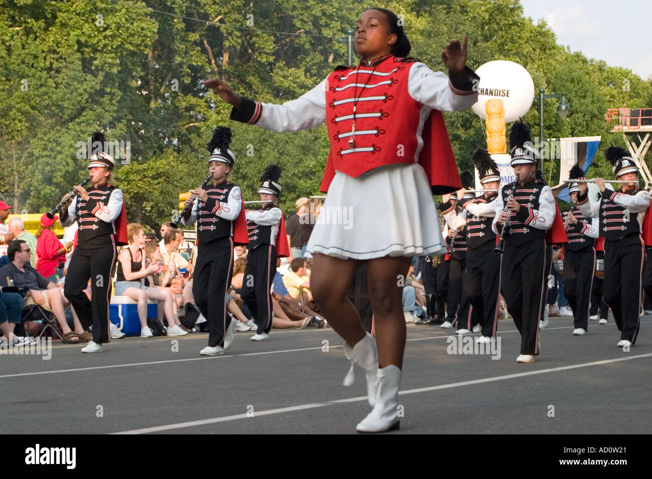 Trommel Majorette führt Fort Calhoun Highschool marching Band am 4. Juli Parade Benjamin Franklin Parkway Philadelphia PA Stockfoto