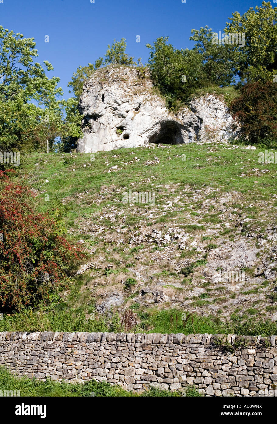 Tropfsteinhöhle Rock Shelter eine Höhle mit Anzeichen einer Besiedlung von Paläolithikum (Altsteinzeit) Mann, Nan Tor Wetton Mill Stockfoto