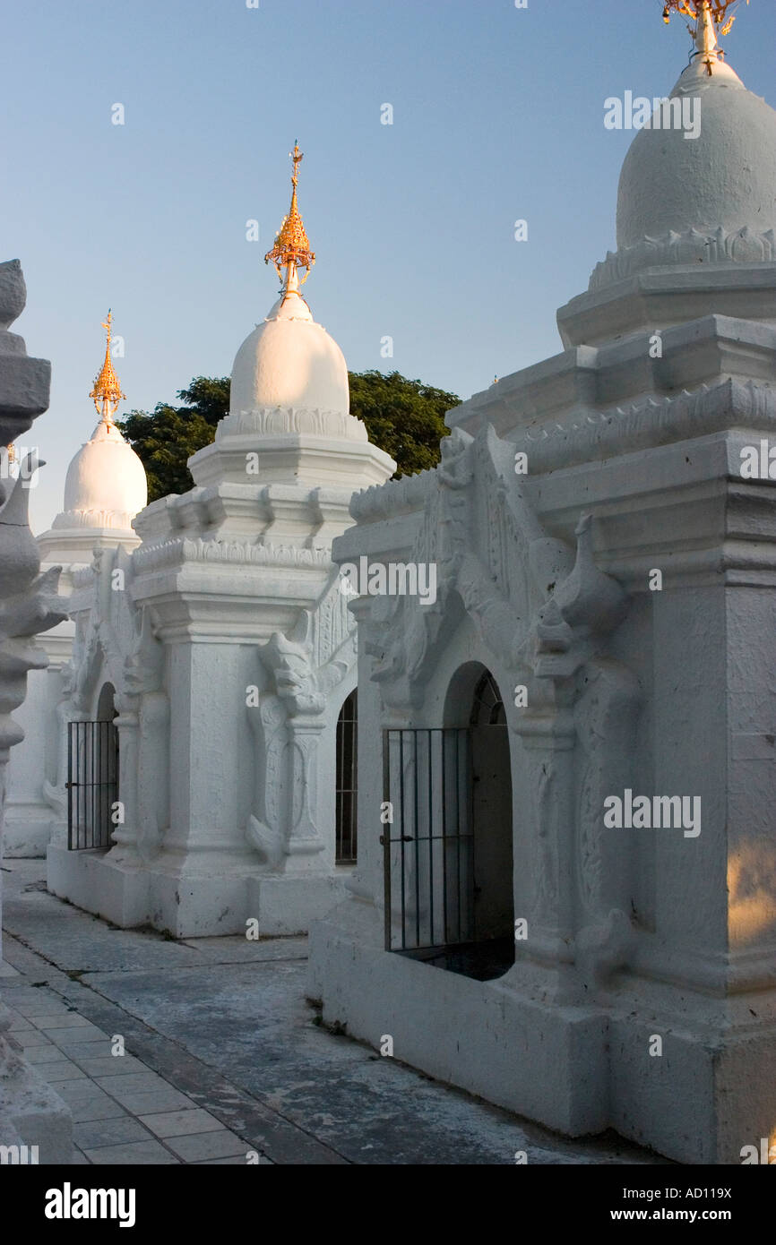 Schreine in Kuthodaw Pagode Mandalay Myanmar Burma Stockfoto