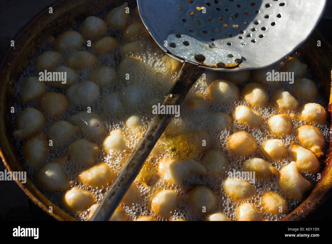 Afghanistan, Provinz Faryab, Maimana, Kartoffelbällchen Braten am Straßenstand Stockfoto