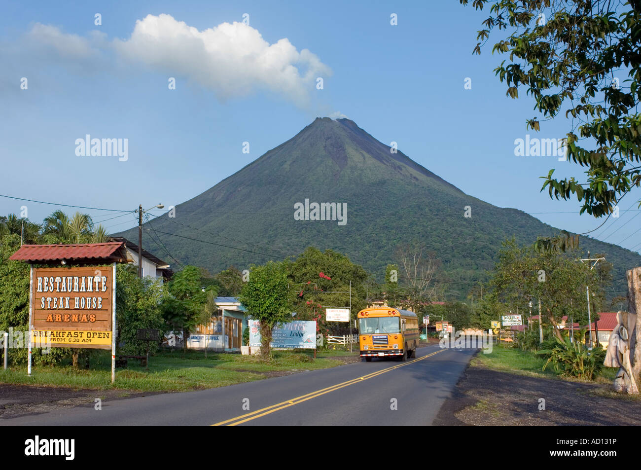 Vulkan Arenal und die Stadt von La Fortuna, Costa Rica. Stockfoto