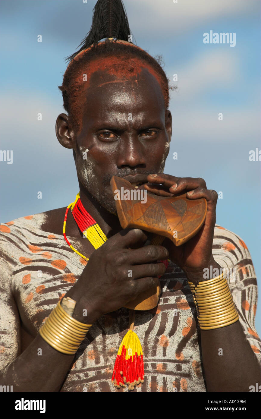 Äthiopien, unteren Omo-Tal, Dorf nieder, Karo Mann mit Body-painting Stockfoto