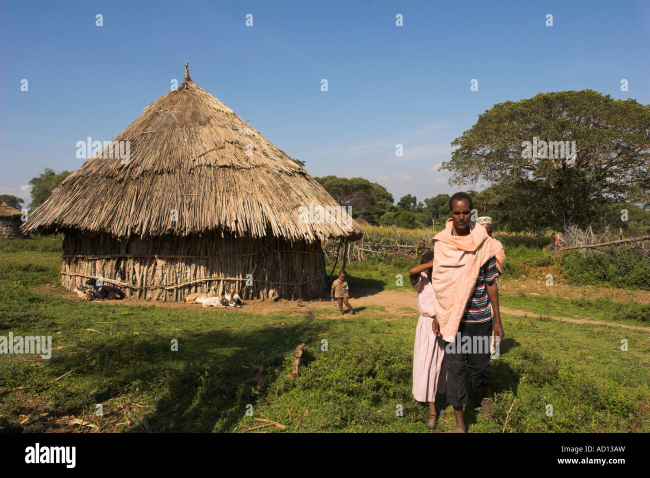 Äthiopien, Rift Valley und Oromo-Dorf in der Nähe von Langano See, Oromo Familie vor Haus Stockfoto