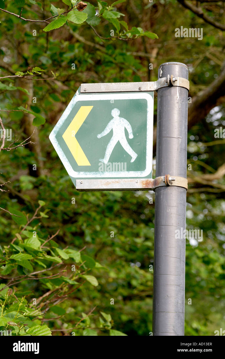 Metallpfosten montiert Wanderweg-Wegweiser nach links. Stockfoto