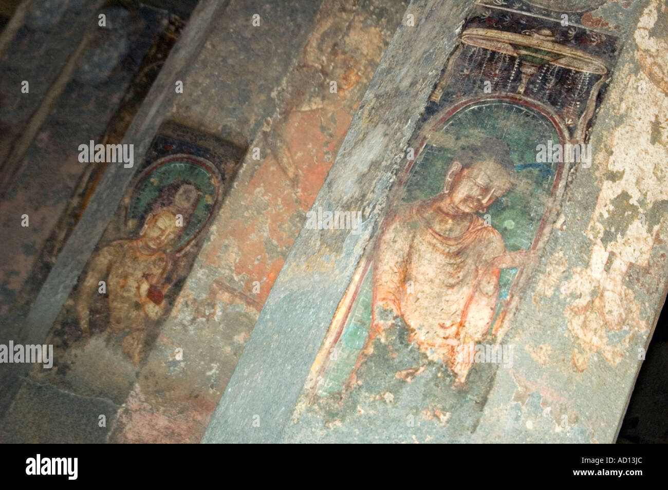 Horizontale Nahaufnahme von der alten Buddhisten Wandmalereien an den Säulen im Inneren der Höhle 17 Stockfoto