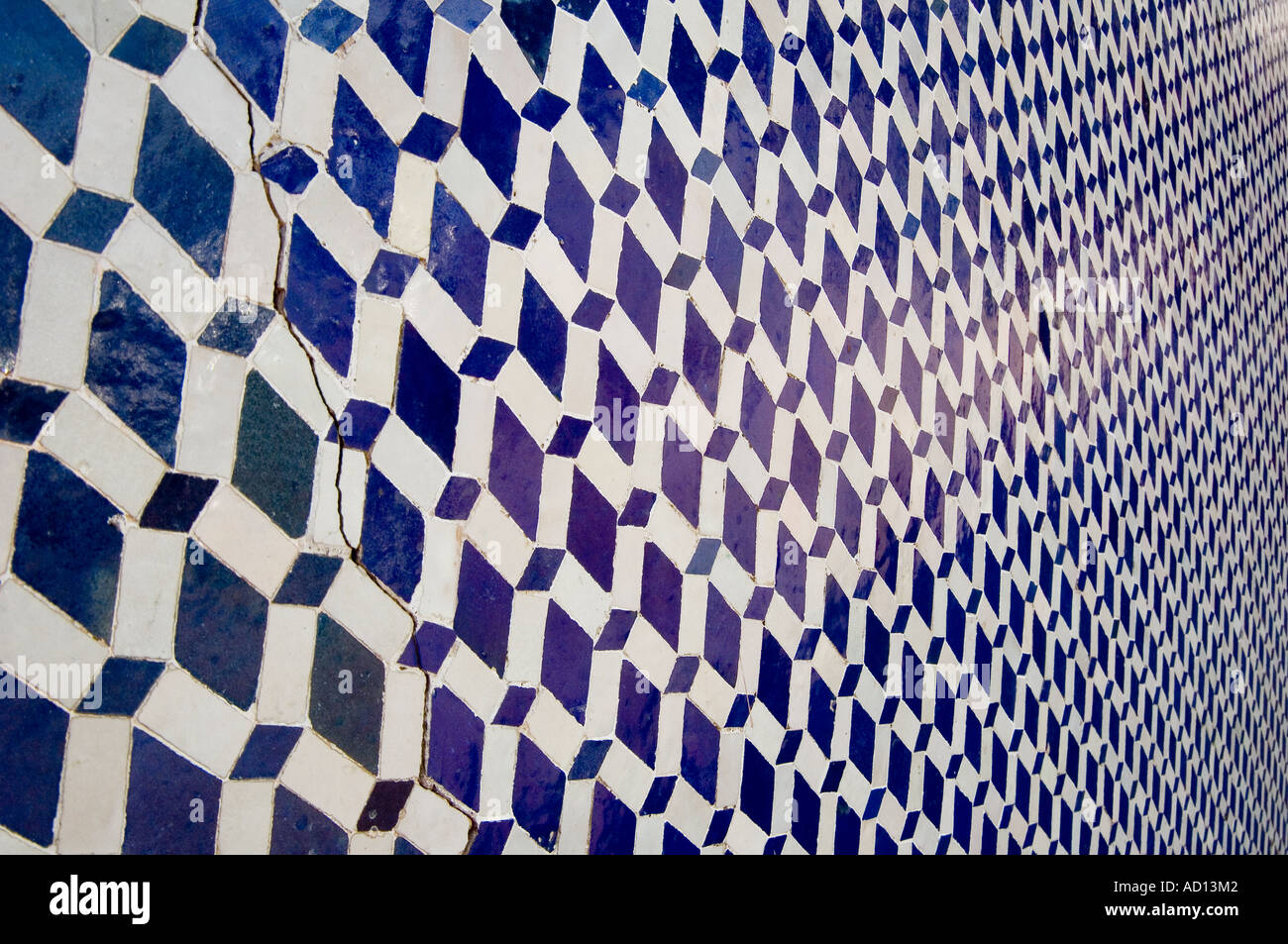 Tief blauen und weißen Mosaikfliesen, Wand, Marrakesch, Marokko Stockfoto