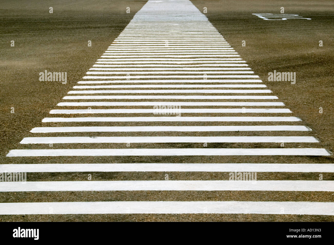 Horizontale Nahaufnahme einen riesigen Zebrastreifen auf der breiten Straße der Rajpath gemalt. Stockfoto