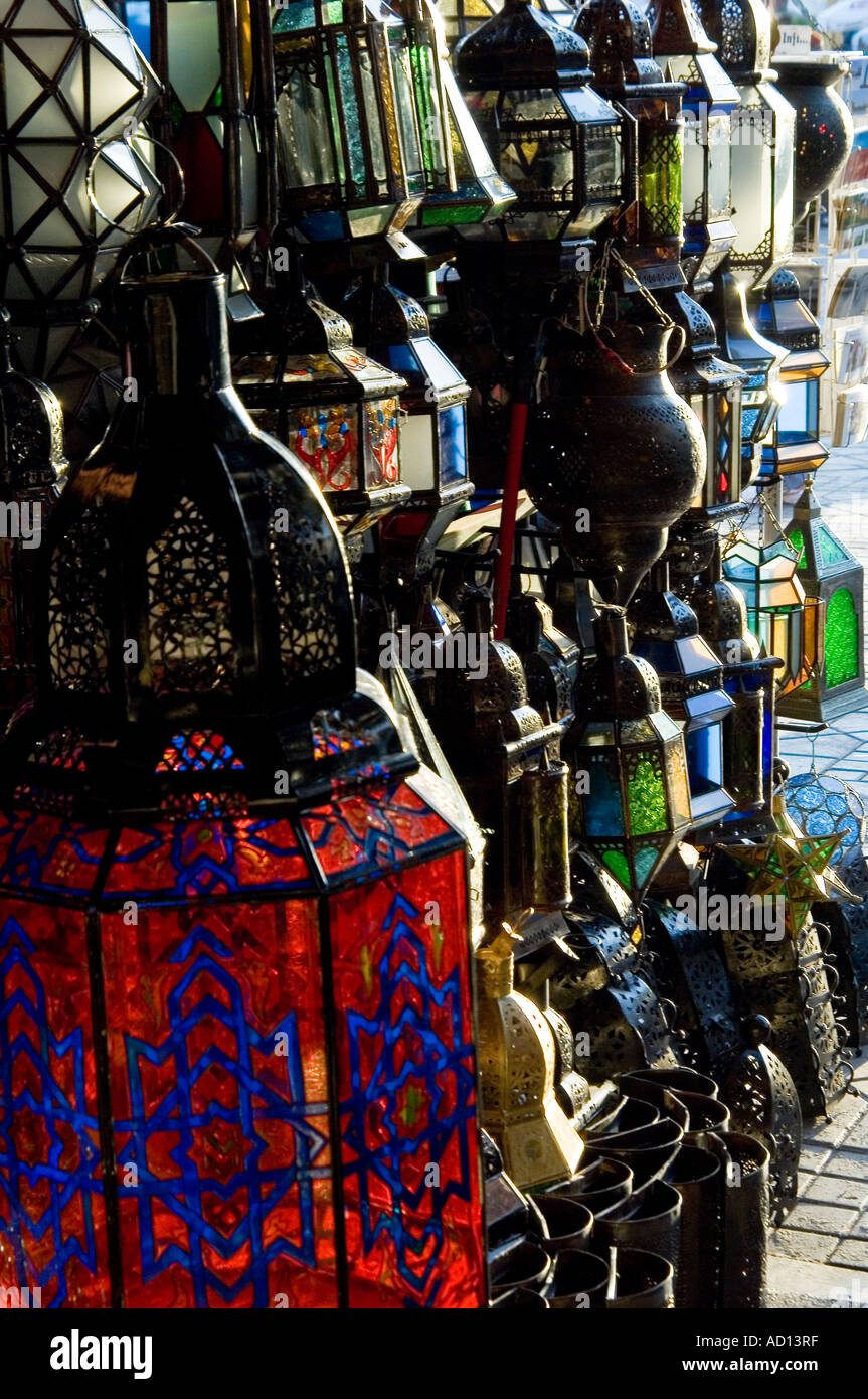 Glas und Metall Laternen für den Verkauf auf einem Markt stall in einem der Souks in Marrakesch, Marokko. Stockfoto