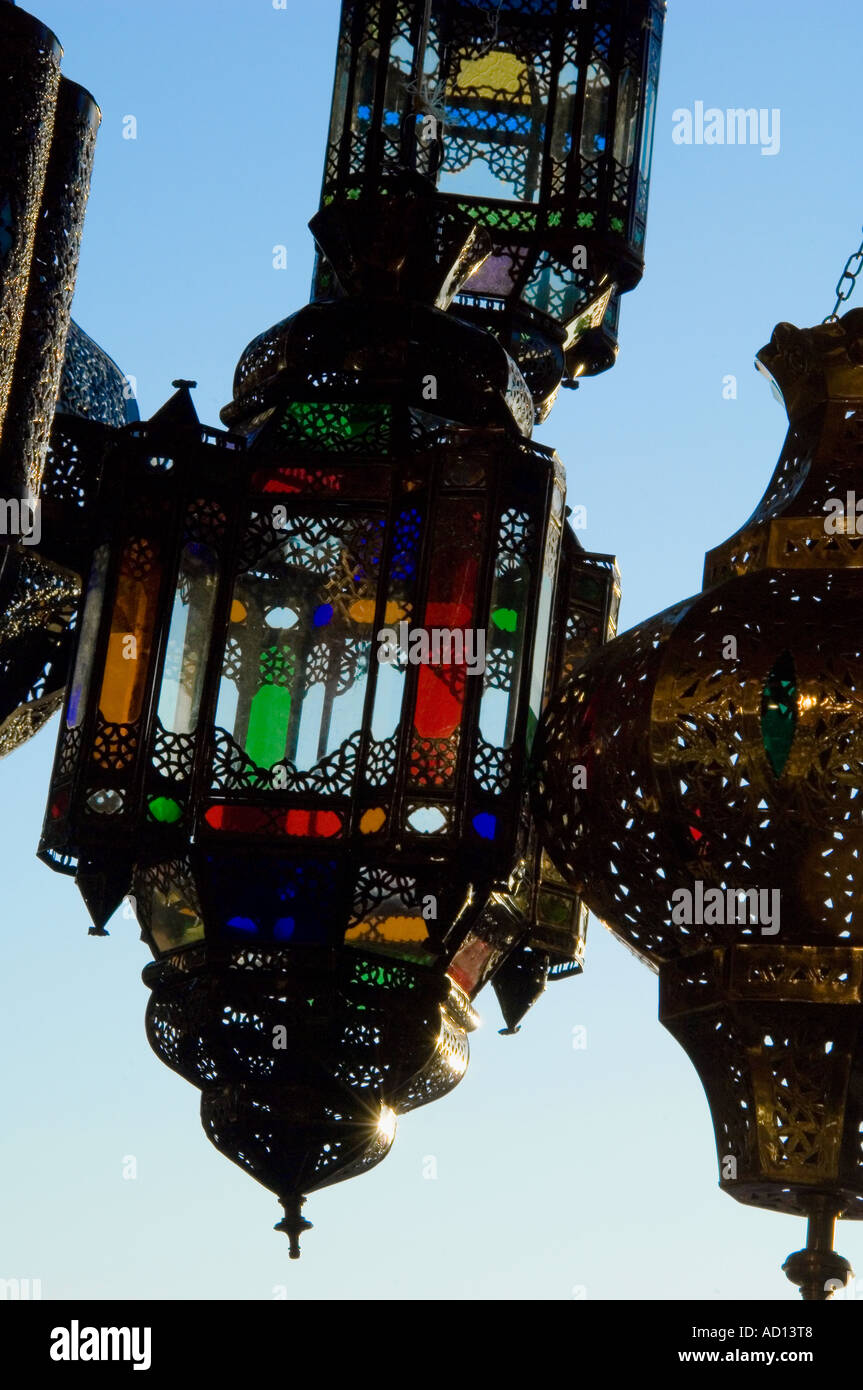 Glas und Metall Laternen für den Verkauf auf einem Markt stall in einem der Souks in Marrakesch, Marokko. Stockfoto