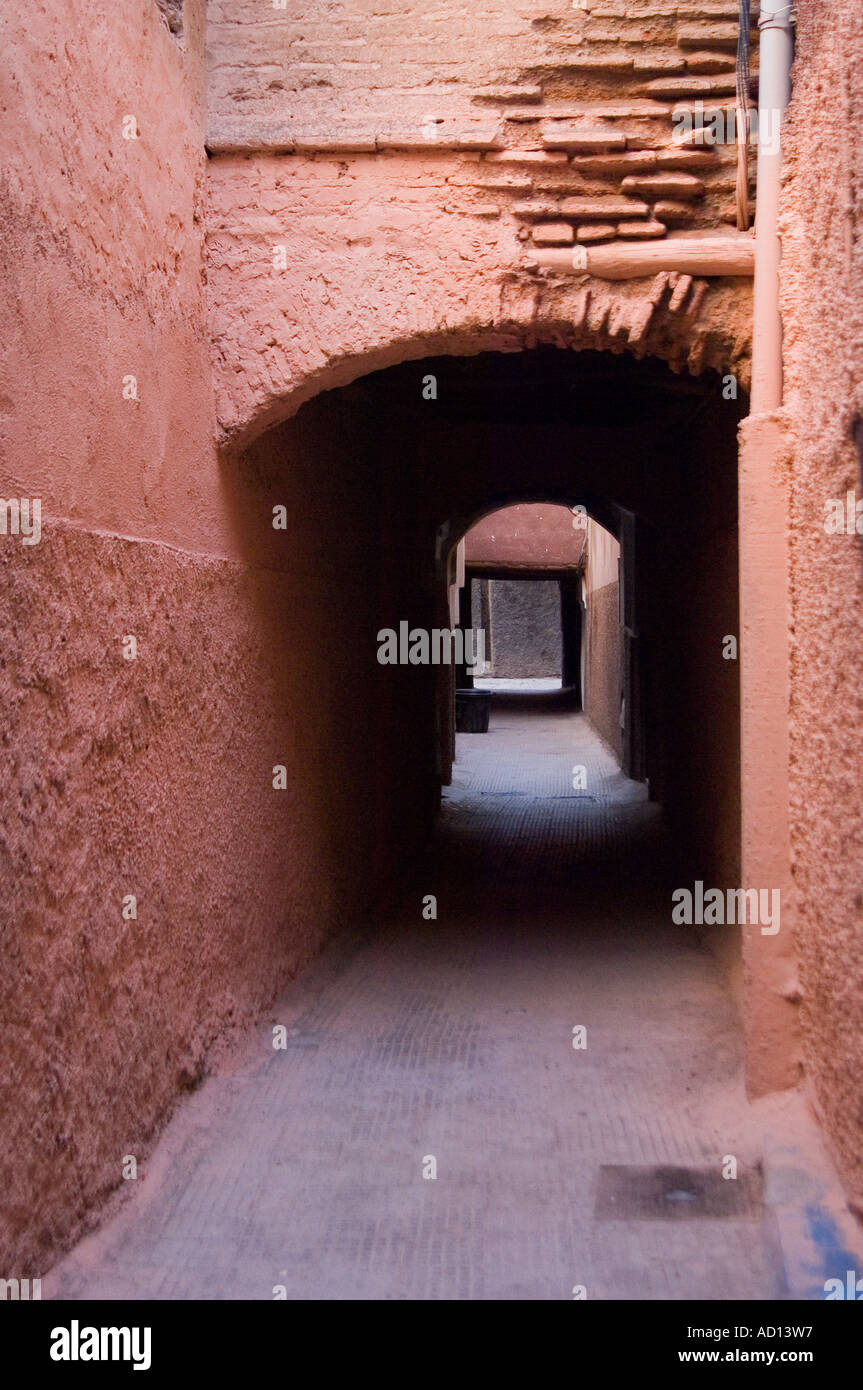 Einer der vielen engen Gassen von Derb Dabachi, in der Medina von Marrakesch, Marokko. Stockfoto