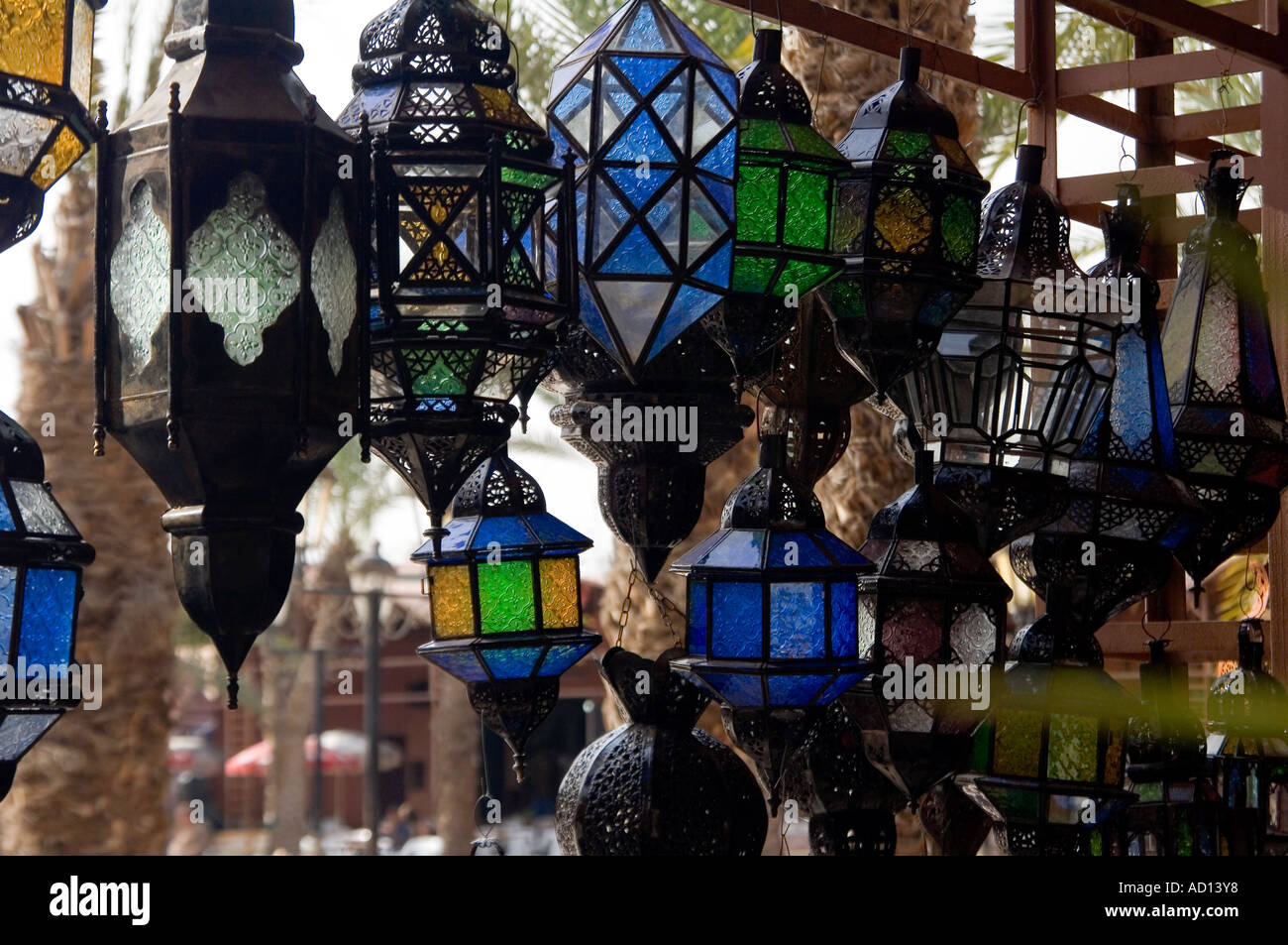 Glas und Metall Laternen für den Verkauf auf einem Markt stall in einem der Souks in Marrakesch, Marokko. Stockfoto
