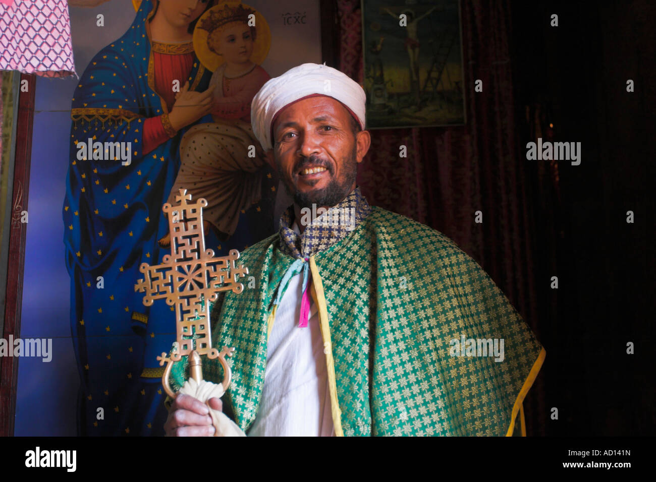 Äthiopien, Lalibela, Bet Meskel Kapelle im Hof des Bet Maryam, Priester mit Kreuz Stockfoto