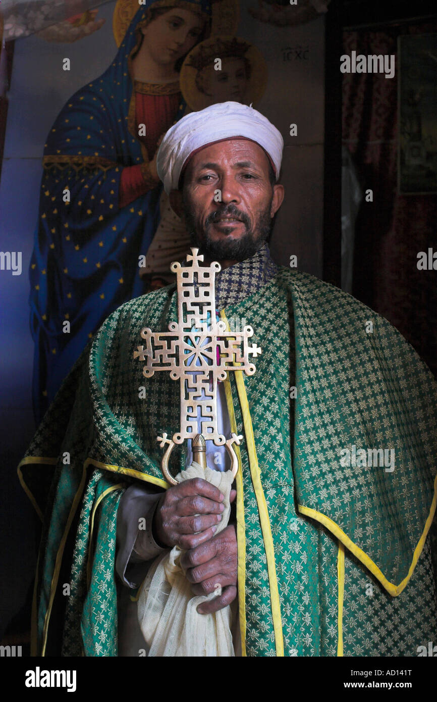 Äthiopien, Lalibela, Bet Meskel Kapelle im Hof des Bet Maryam, Priester mit Kreuz Stockfoto