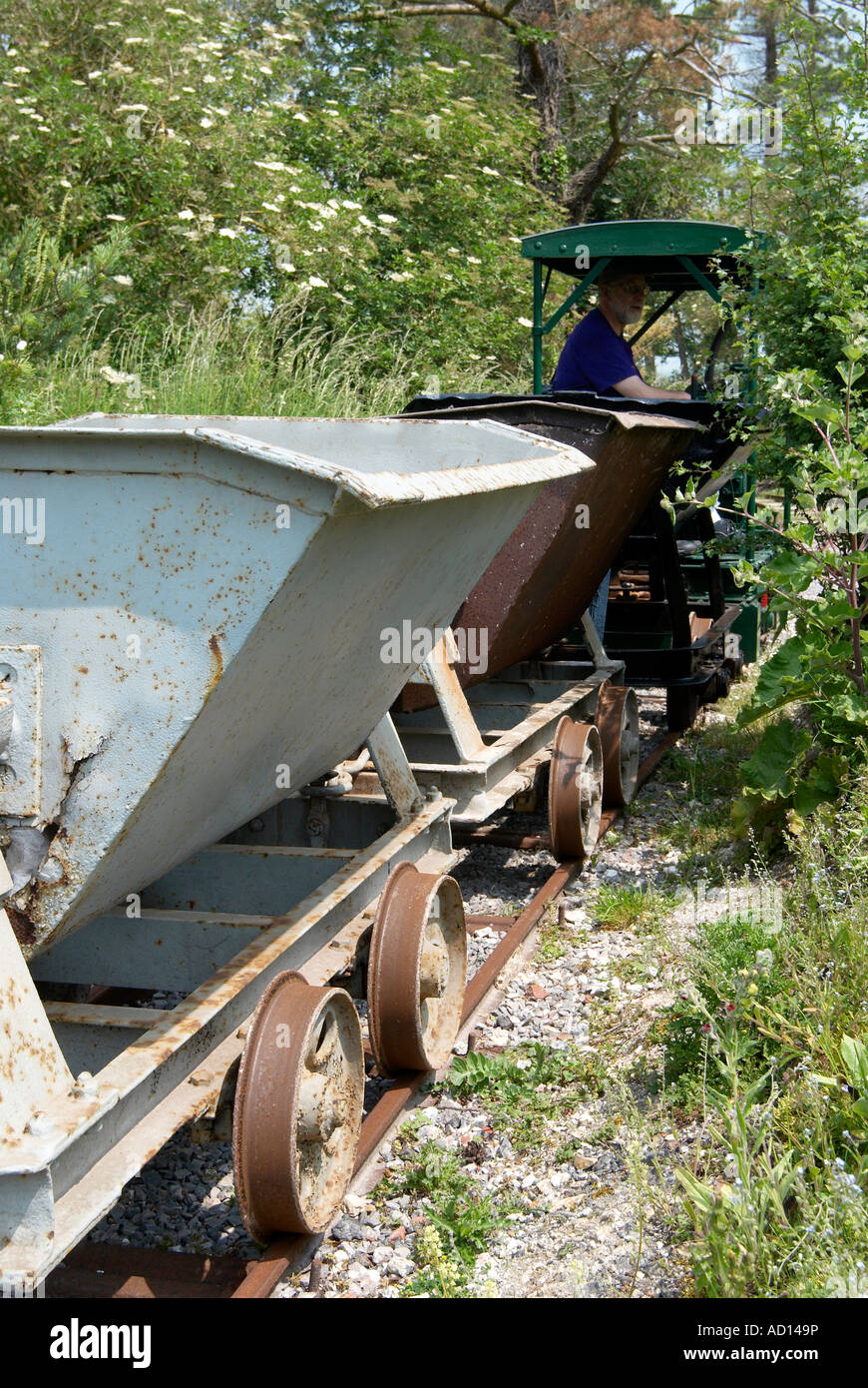 Industrielle Schmalspur-Eisenbahn-Demonstration zu verfolgen, auf dem Reichskolonialamtes Wasserwerk, Winchester, Hampshire - Zug von Loren Stockfoto