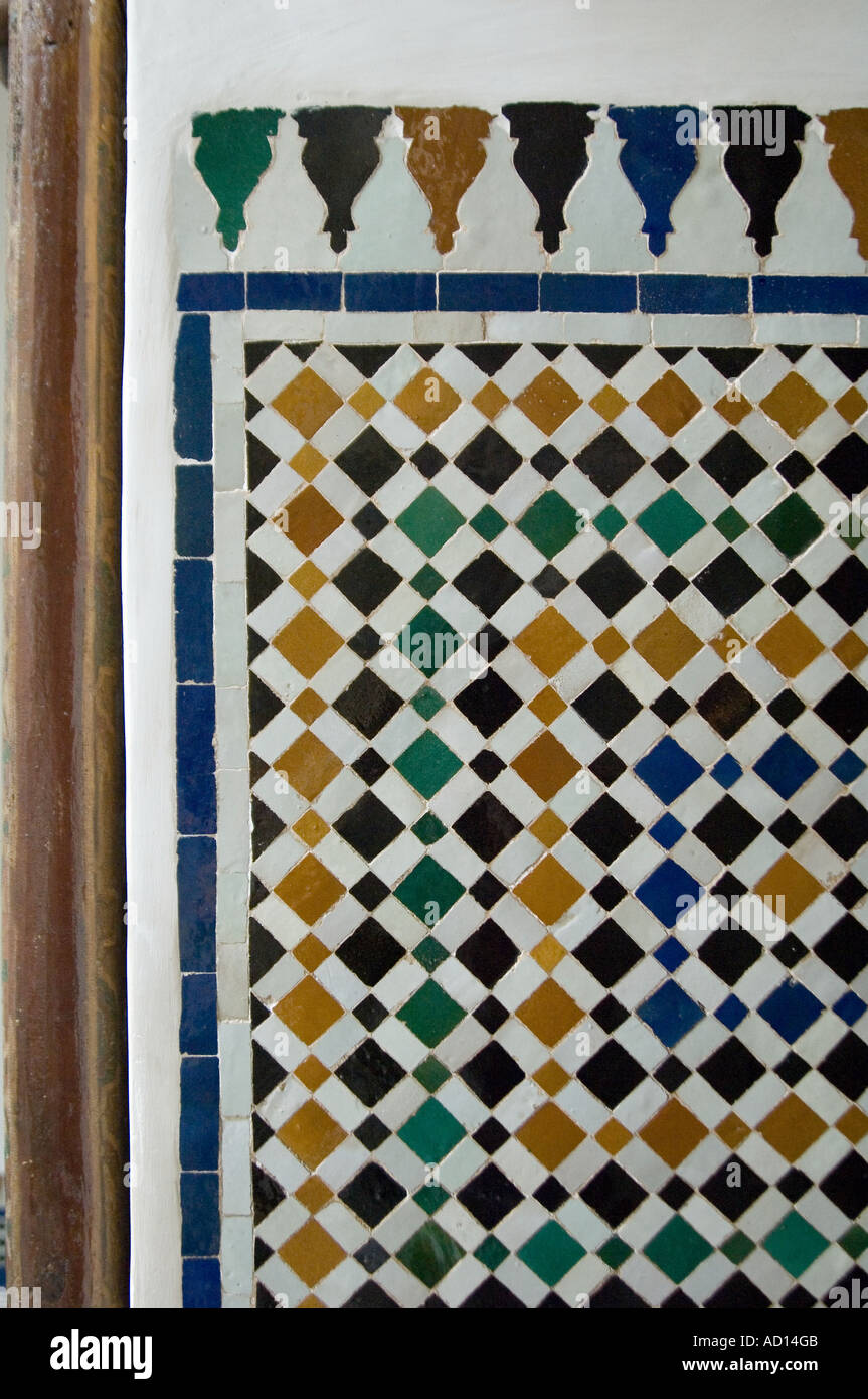 Nahaufnahme Detail dekorierte Wand im Garten im Innenhof des Palazzo La Bahia in der Medina von Marrakesch, Marokko. Stockfoto