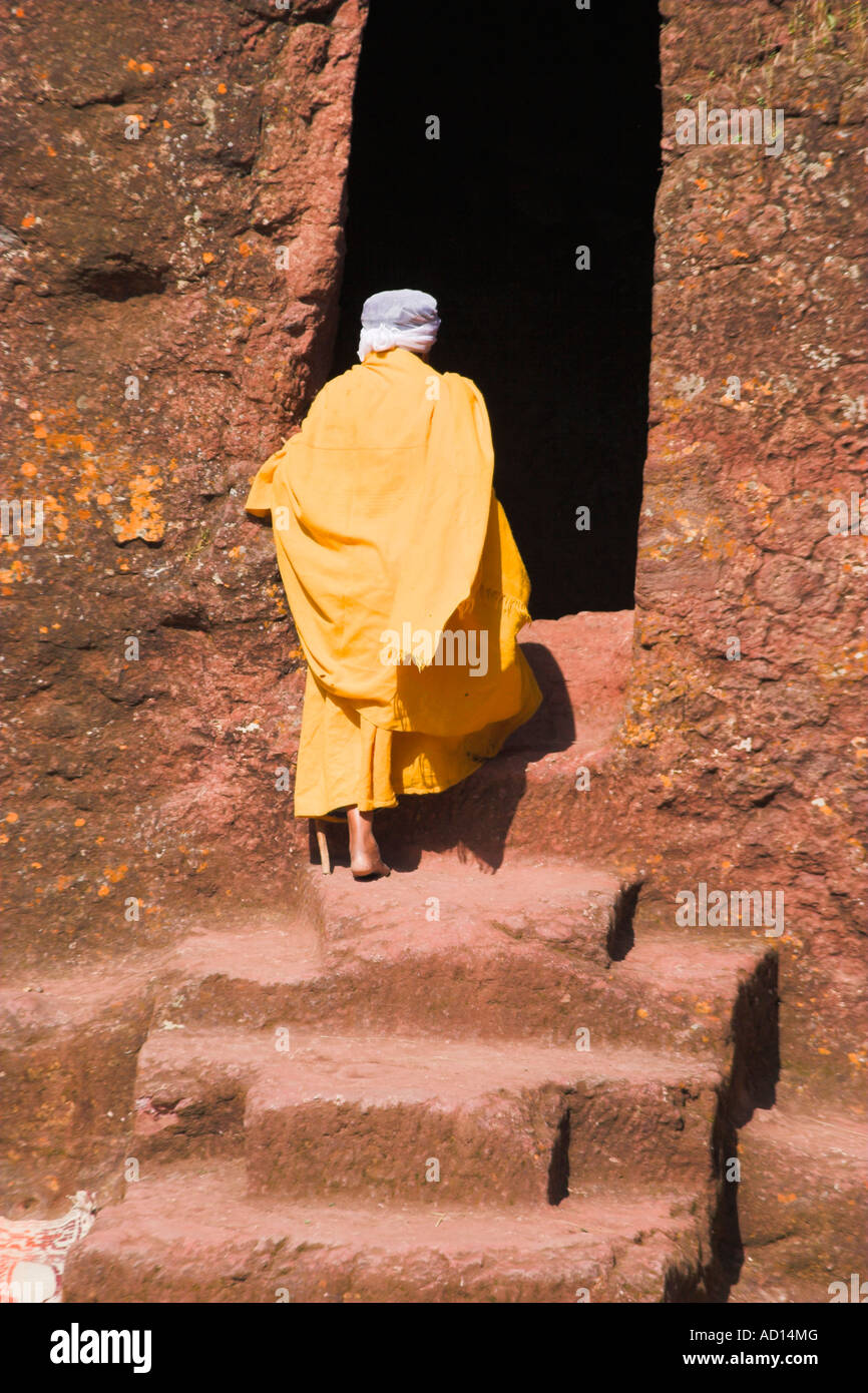 Äthiopien, Lalibela, Pilger betritt Tunnel aus Bet Marya (St. Marien) Stockfoto