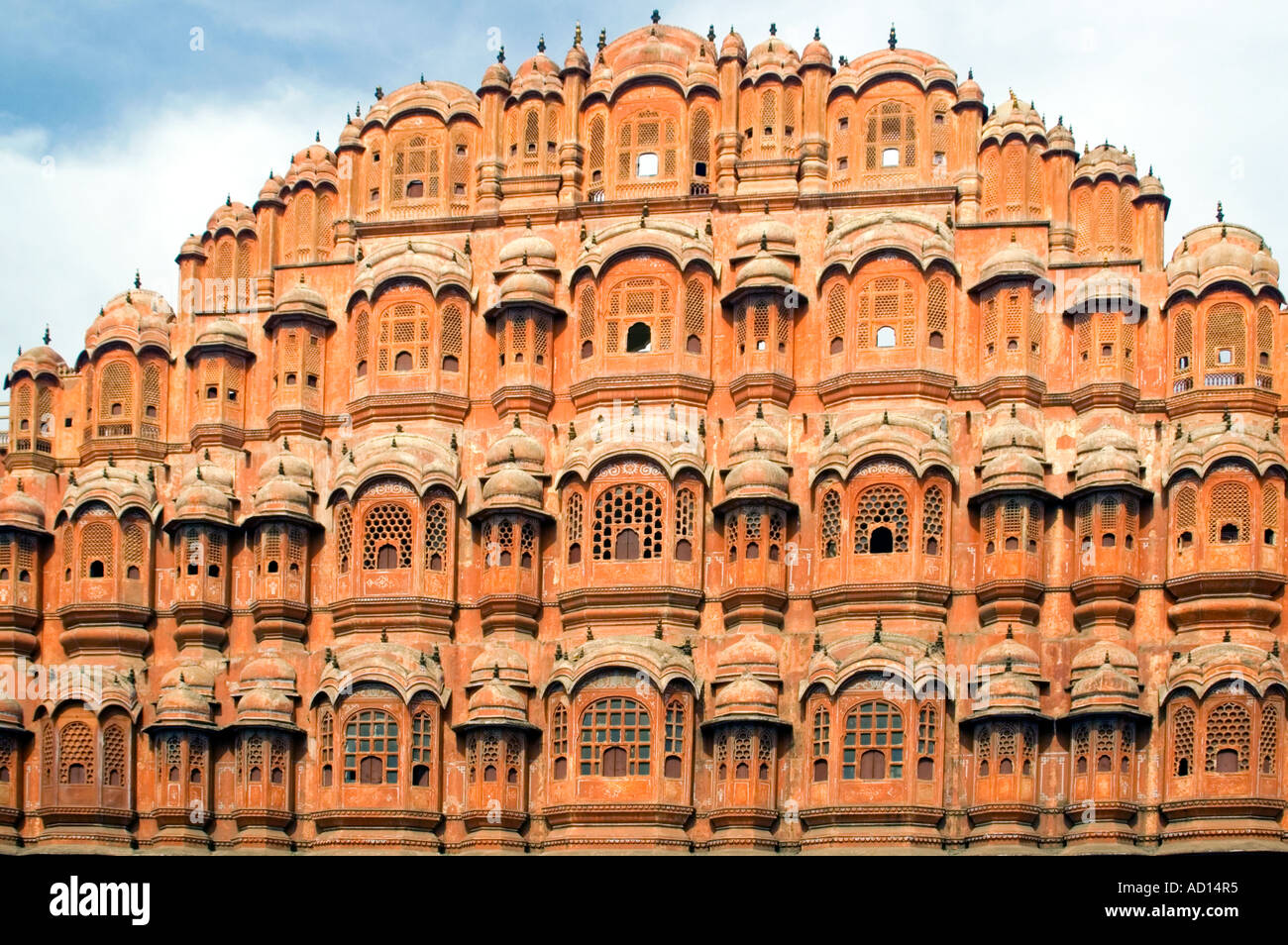 Horizontalen Weitwinkel der Fenster an der vorderen Fassade des "Hawa Mahal", Wind-Palast, in Jaipur. Stockfoto