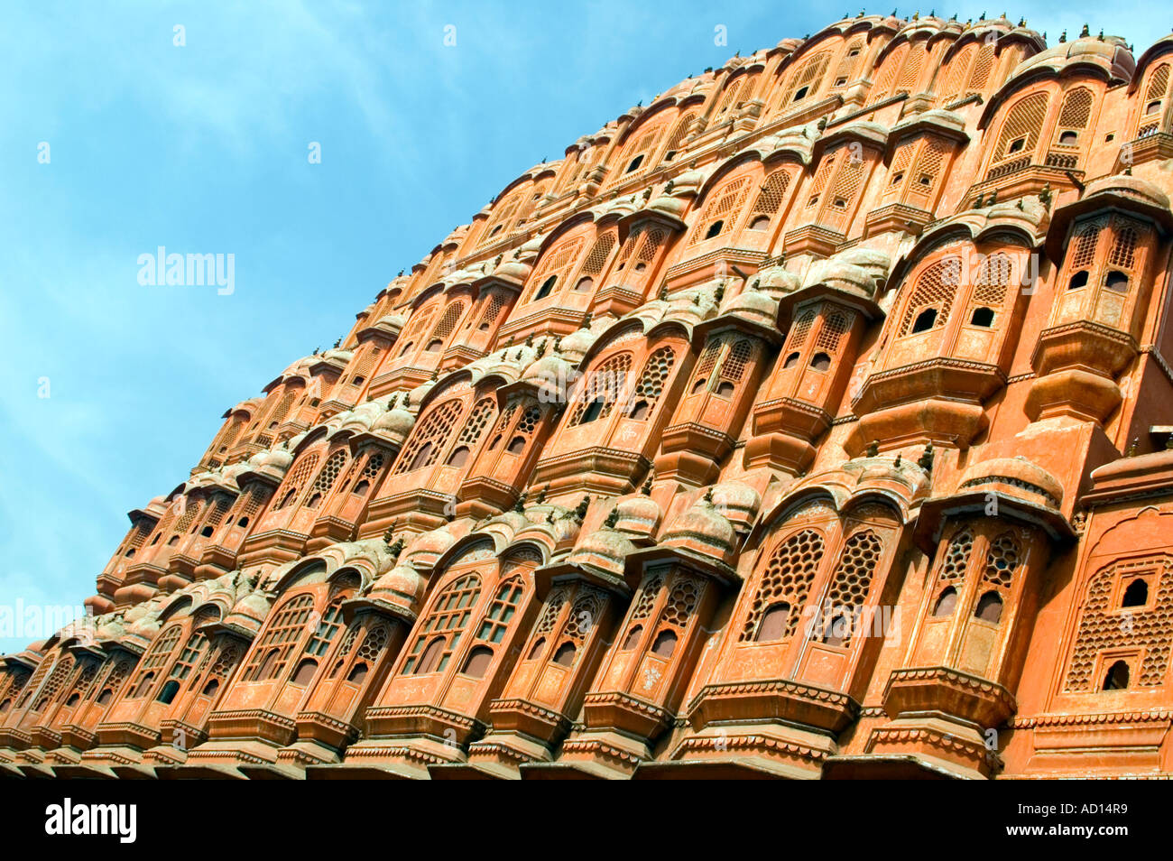 Horizontalen Weitwinkel der Fenster an der vorderen Fassade des "Hawa Mahal", Wind-Palast, in Jaipur. Stockfoto