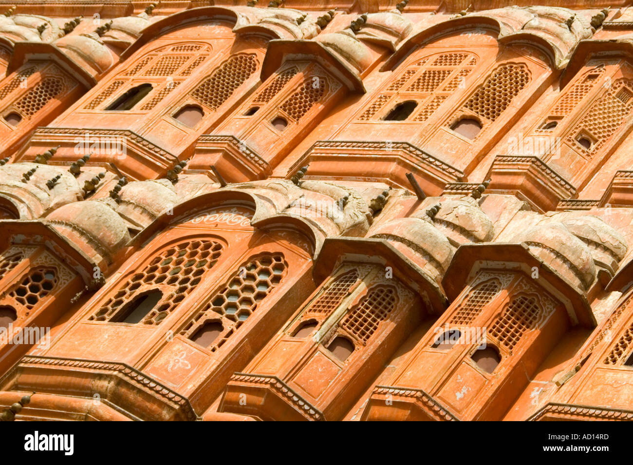 Horizontale Winkel hautnah von den Fenstern an der vorderen Fassade des "Hawa Mahal", Wind-Palast, in Jaipur. Stockfoto