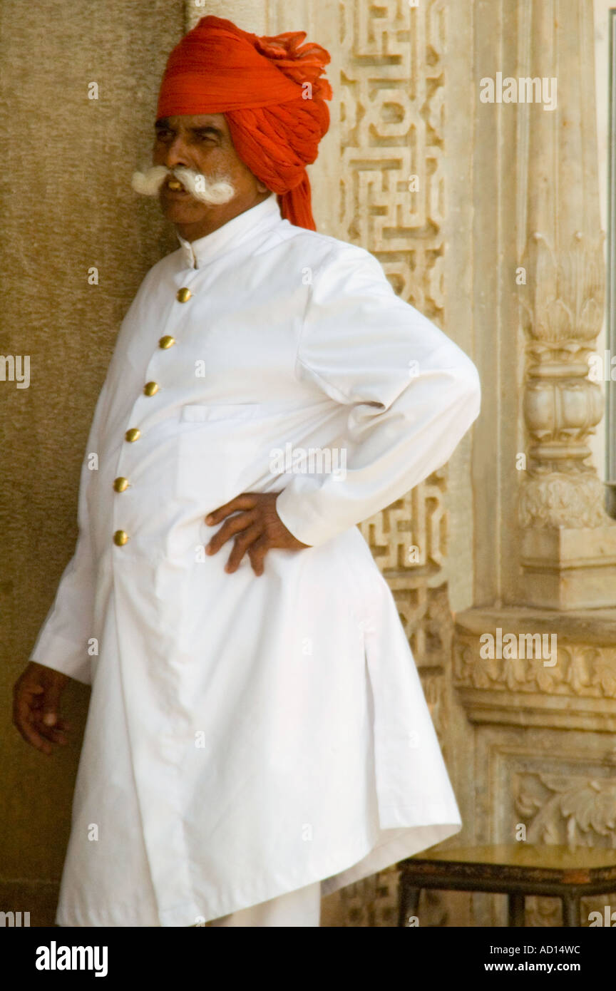 Vertikale Portrait von traditionell gekleideten Rajasthani-Mann in einer unberührten weißen Tunika und roten Turban. Stockfoto
