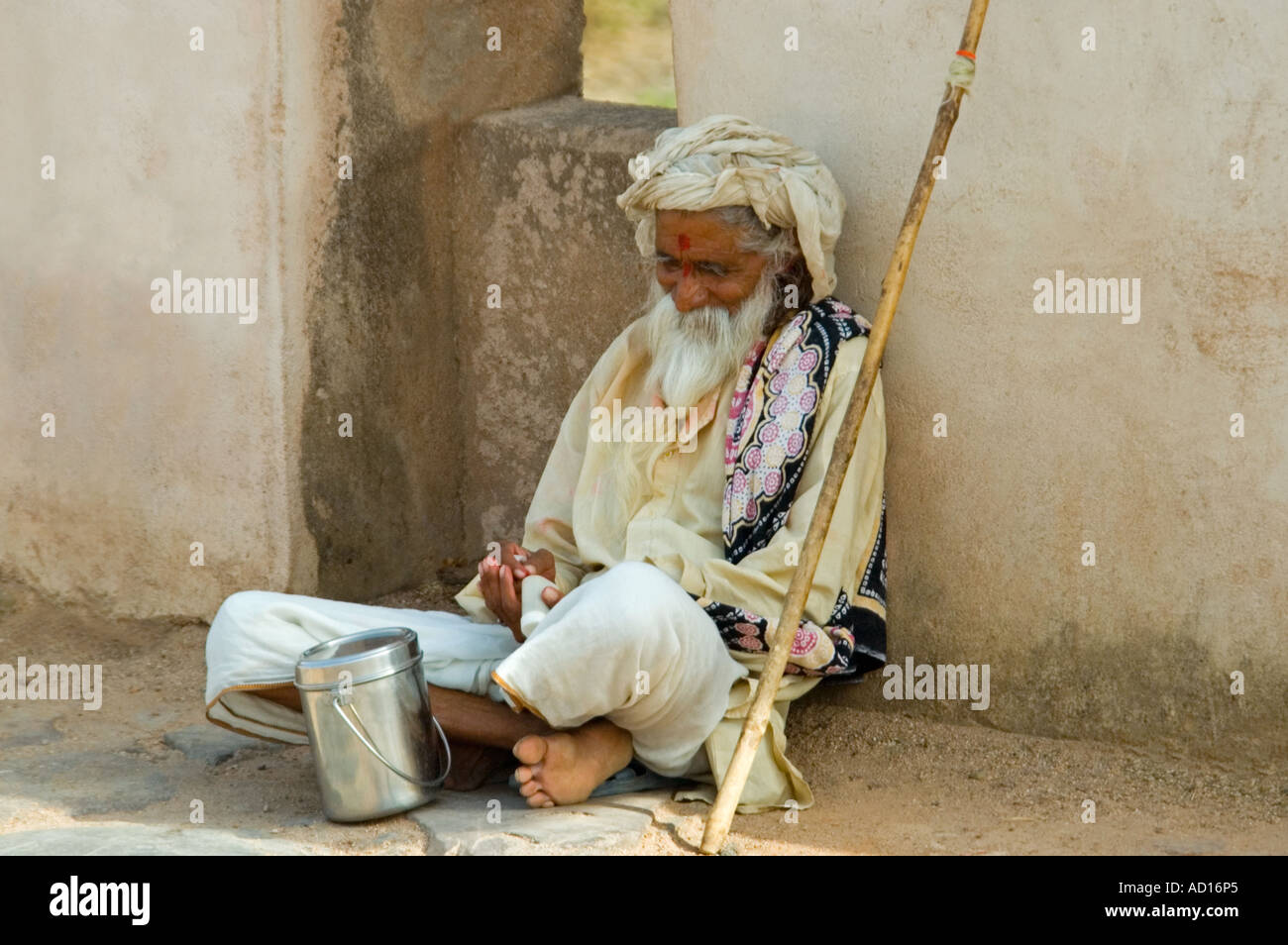 Horizontale Porträt eines armen alten indischen Mann betteln auf der Straße in Orchha Stockfoto