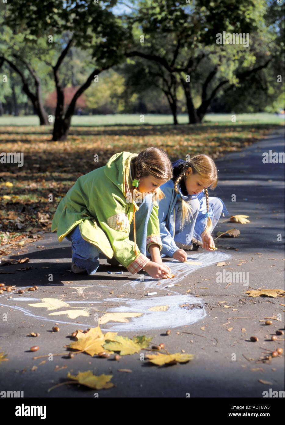 Zwei Mädchen, die Zeichnung auf Bürgersteig Stockfoto
