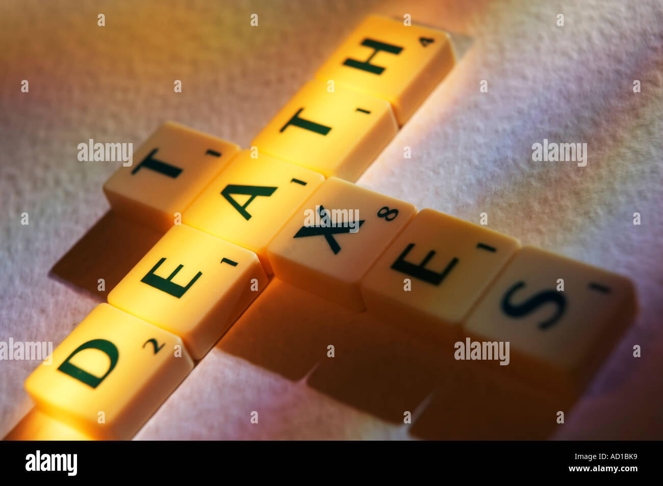 SCRABBLE BRETTSPIEL BUCHSTABEN DIE WORTE TOD UND STEUERN Stockfoto