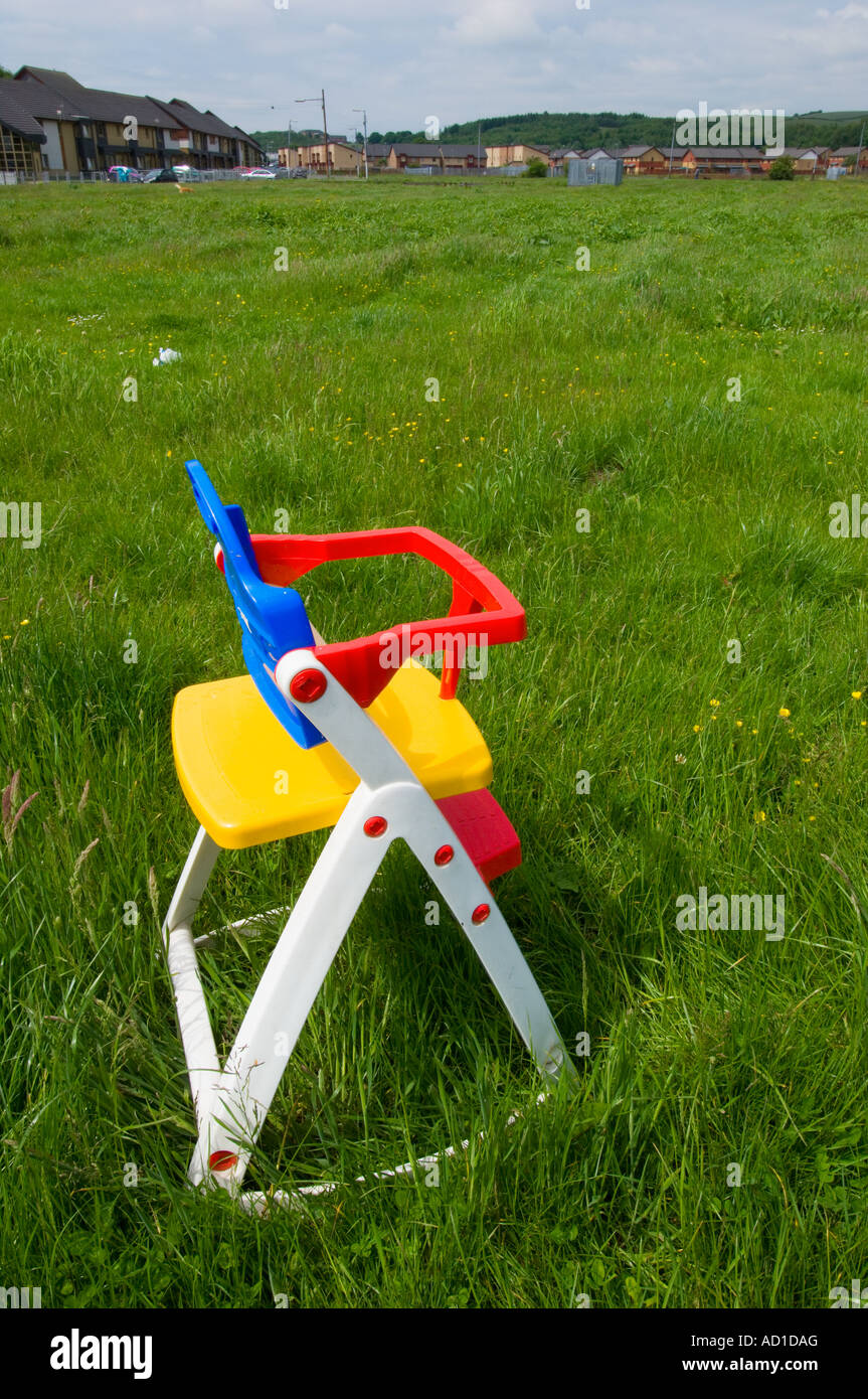 Kinderhochstuhl im Park Drumchapel Glasgow verlassen Stockfoto