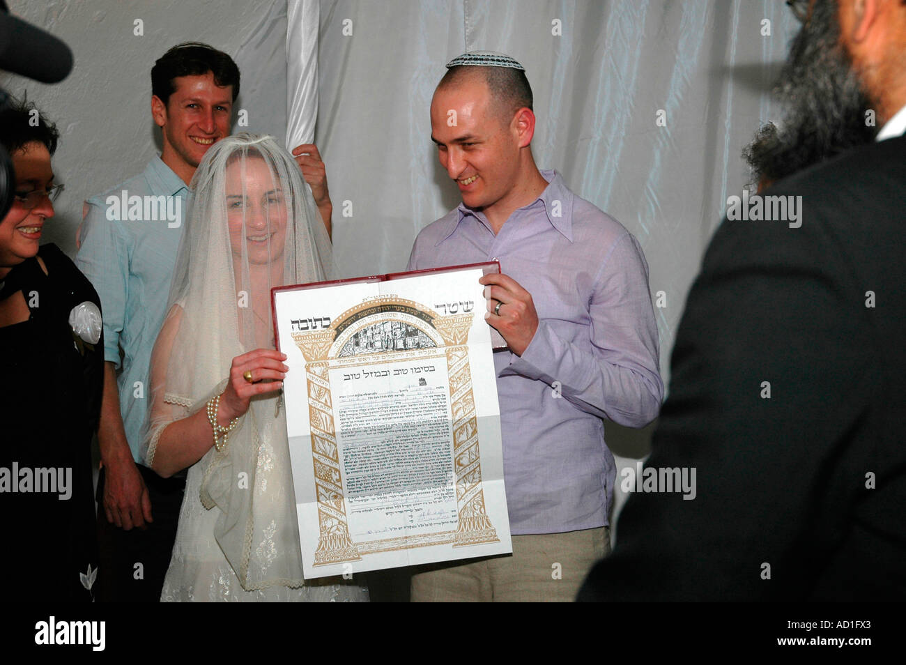 Hält die Ktuba bei einer jüdischen Hochzeit Israel Mai 2006 Stockfoto