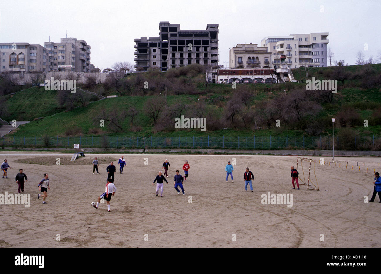 Ältere Männer spielen Fußball Spiel am Strand, Constanta, Rumänien. Stockfoto