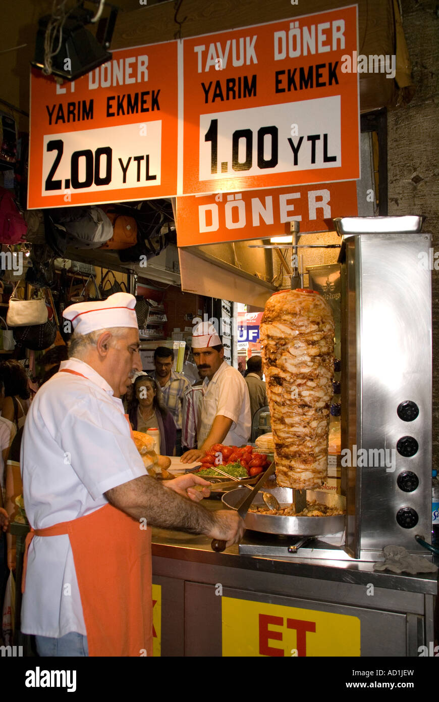 Schneiden Lammbraten (Döner Kebab) im ägyptischen Basar (Spice Market) in Istanbul, Türkei Stockfoto