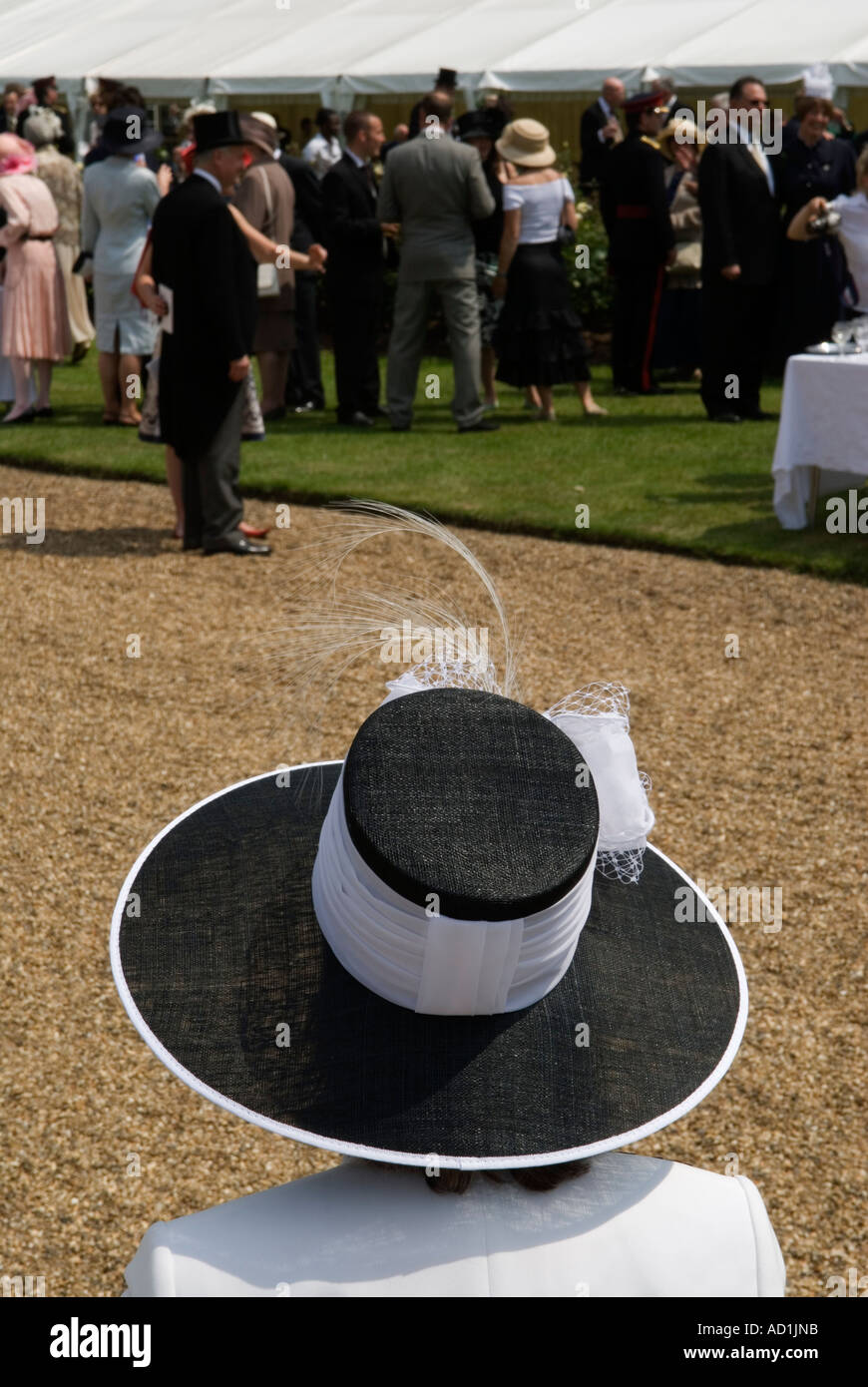 Eine Frau allein, die nicht mitmacht, sich isoliert fühlt und die Leute beim Gespräch beobachtet, sie ist auf ihre eigene 2006 2000er Jahre UK HOMER SYKES Stockfoto