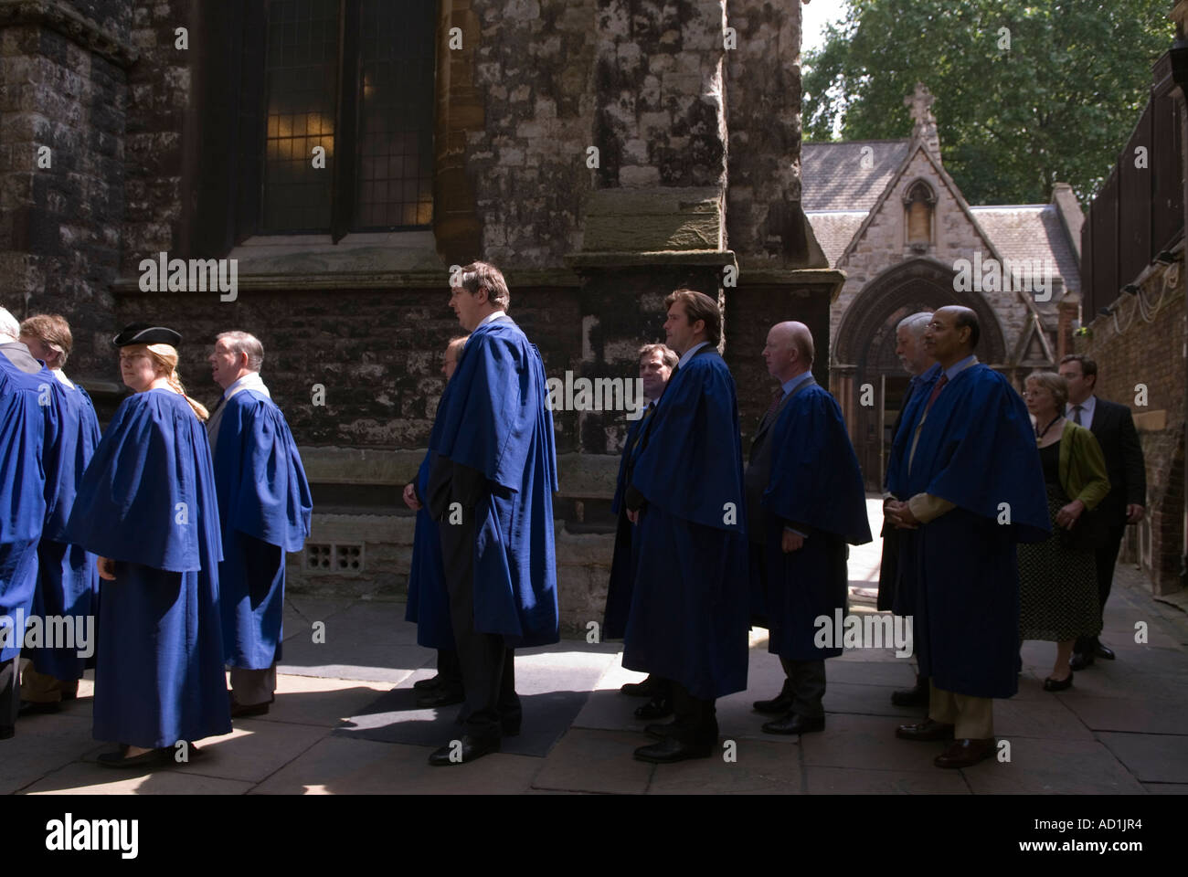 [Royal Borough of Kensington und Chelsea] London W8 neugewählte Ratsherren im blauen Gewand Prozess zur Kirche. Homer Sykes Stockfoto