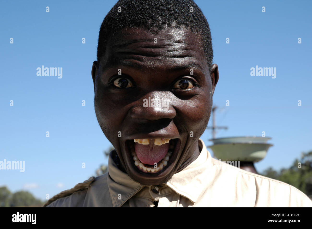 Afrikanischer Mann mit Mund und Augen weit offen in einen Blick total erstaunt Stockfoto