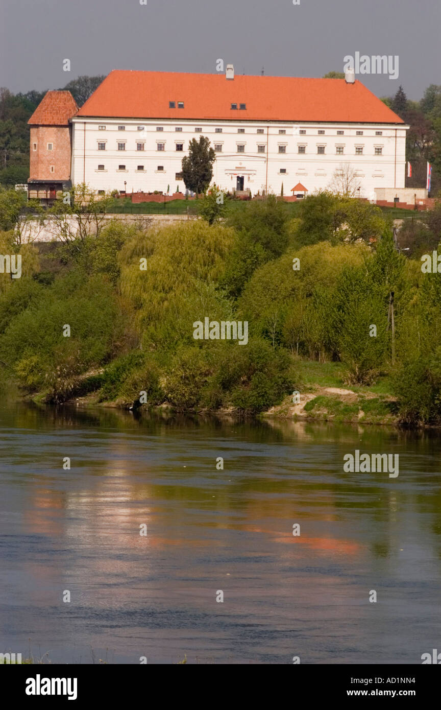 Weiße bergauf Gebäude von Sandomierz Burg und Spiegel in Weichsel nahe Ufer der Weichsel Sandomierz, Polen Stockfoto
