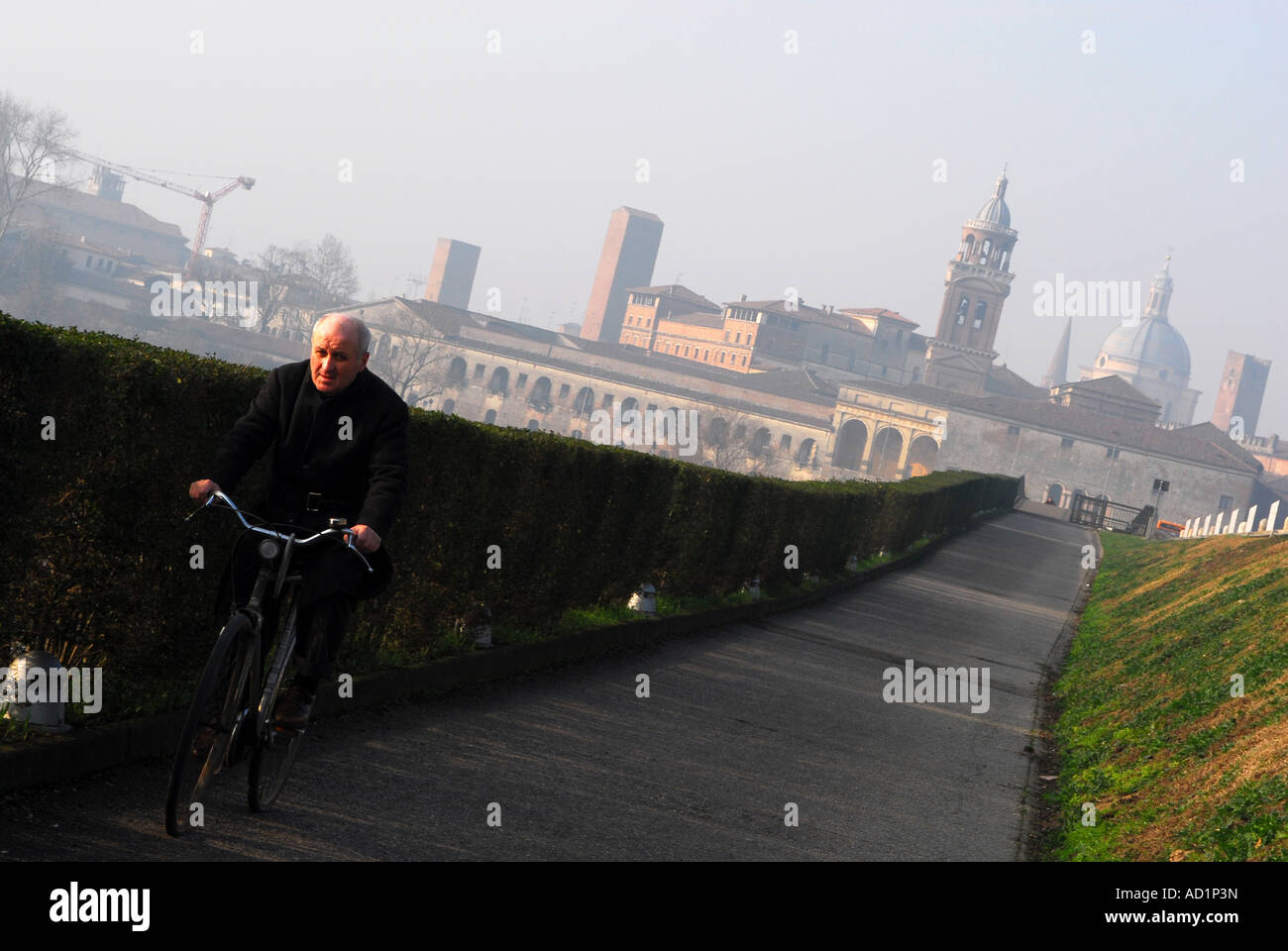Ein Mann mit seinem Fahrrad auf der San Giorgio-Brücke verbindet zentrale Mantua mit dem anderen Ufer des Lago Inferiore Stockfoto