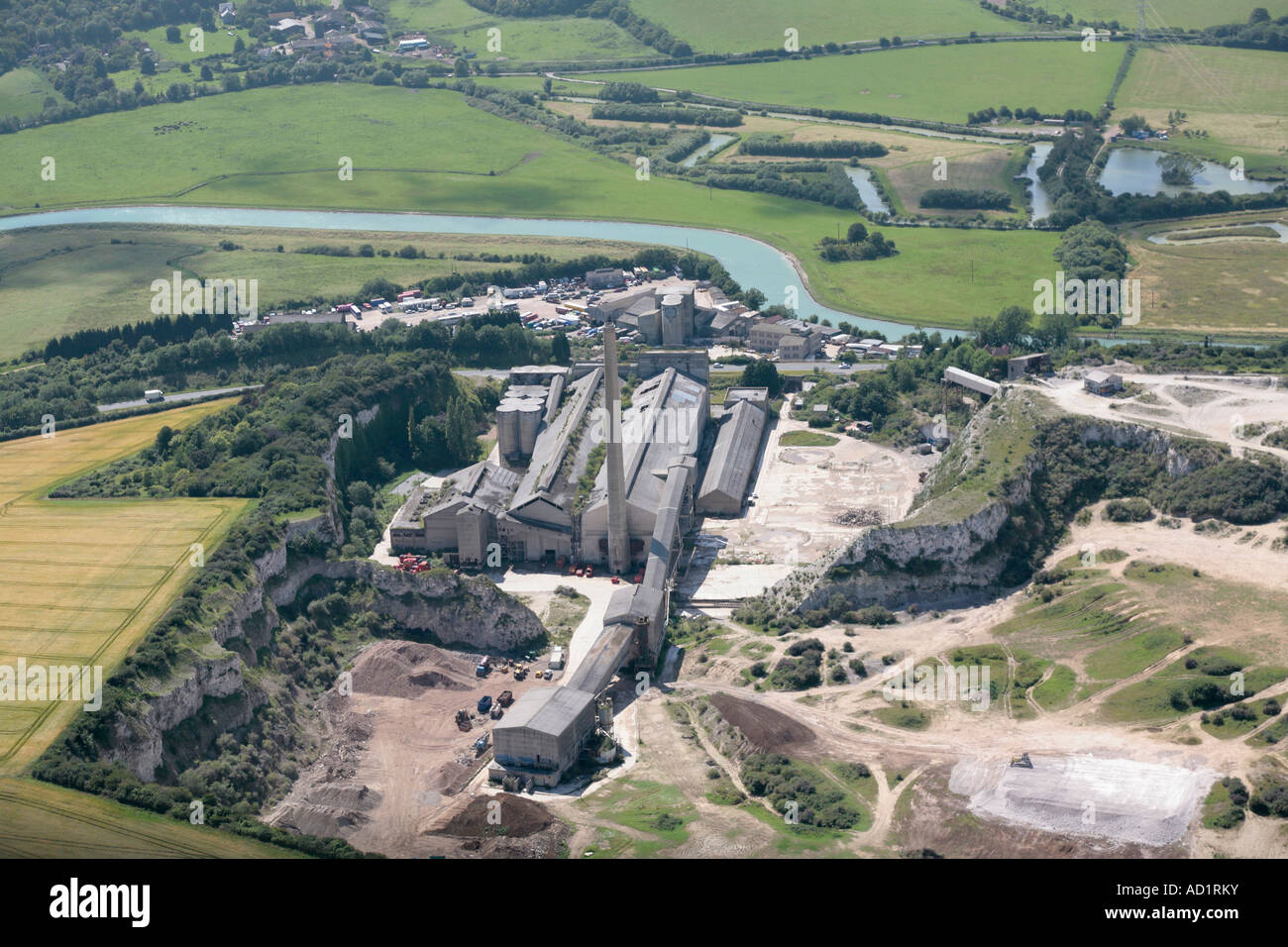 Luftaufnahme der Abbruchwand und Gebäude der nun verlassenen Shoreham Zementwerke, West Sussex, England Stockfoto