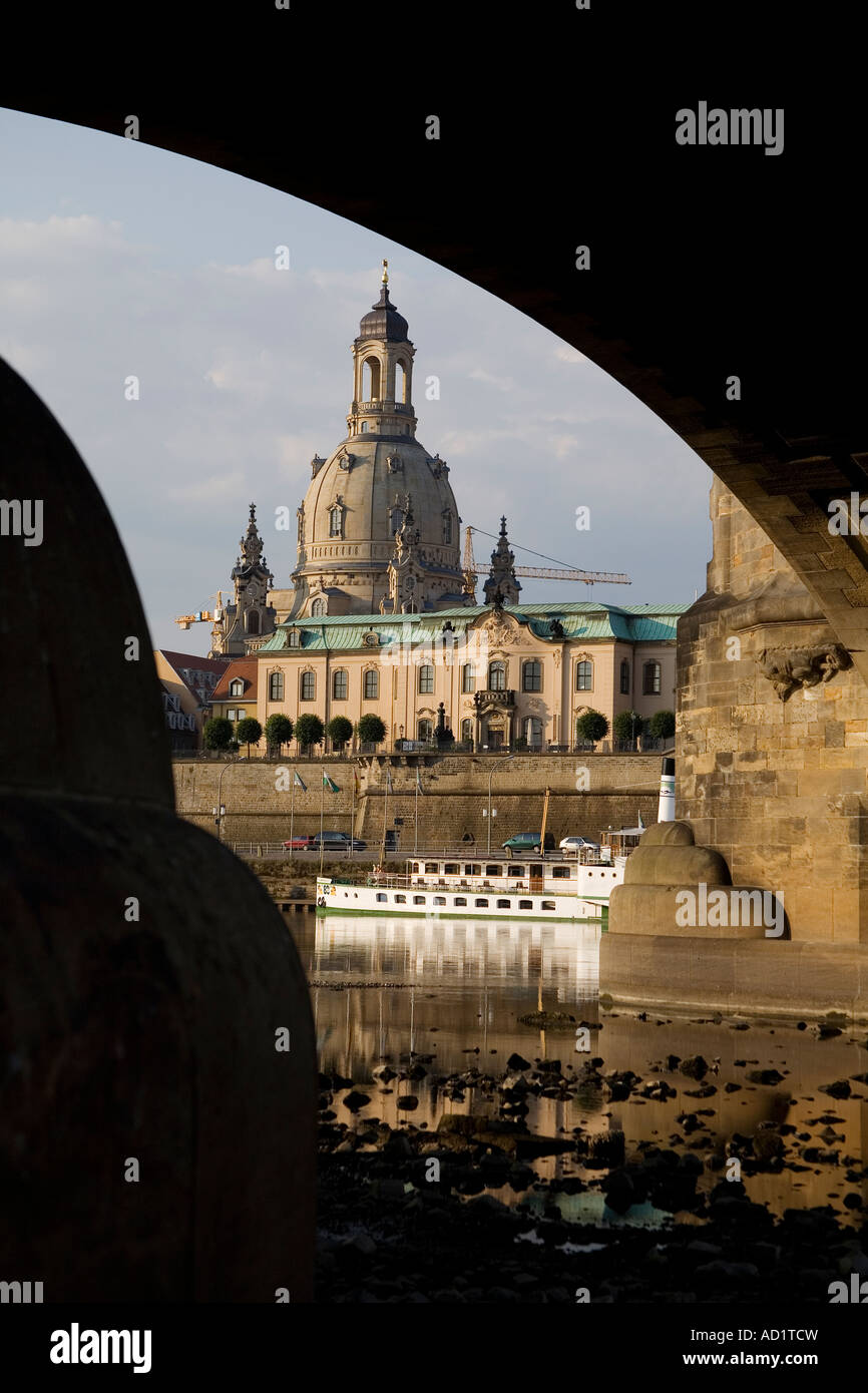Frauenkirche Frauenkirche gesehen durch einen Bogen von der Augustusbrucke über die Elbe Dresden Sachsen Deutschland Stockfoto