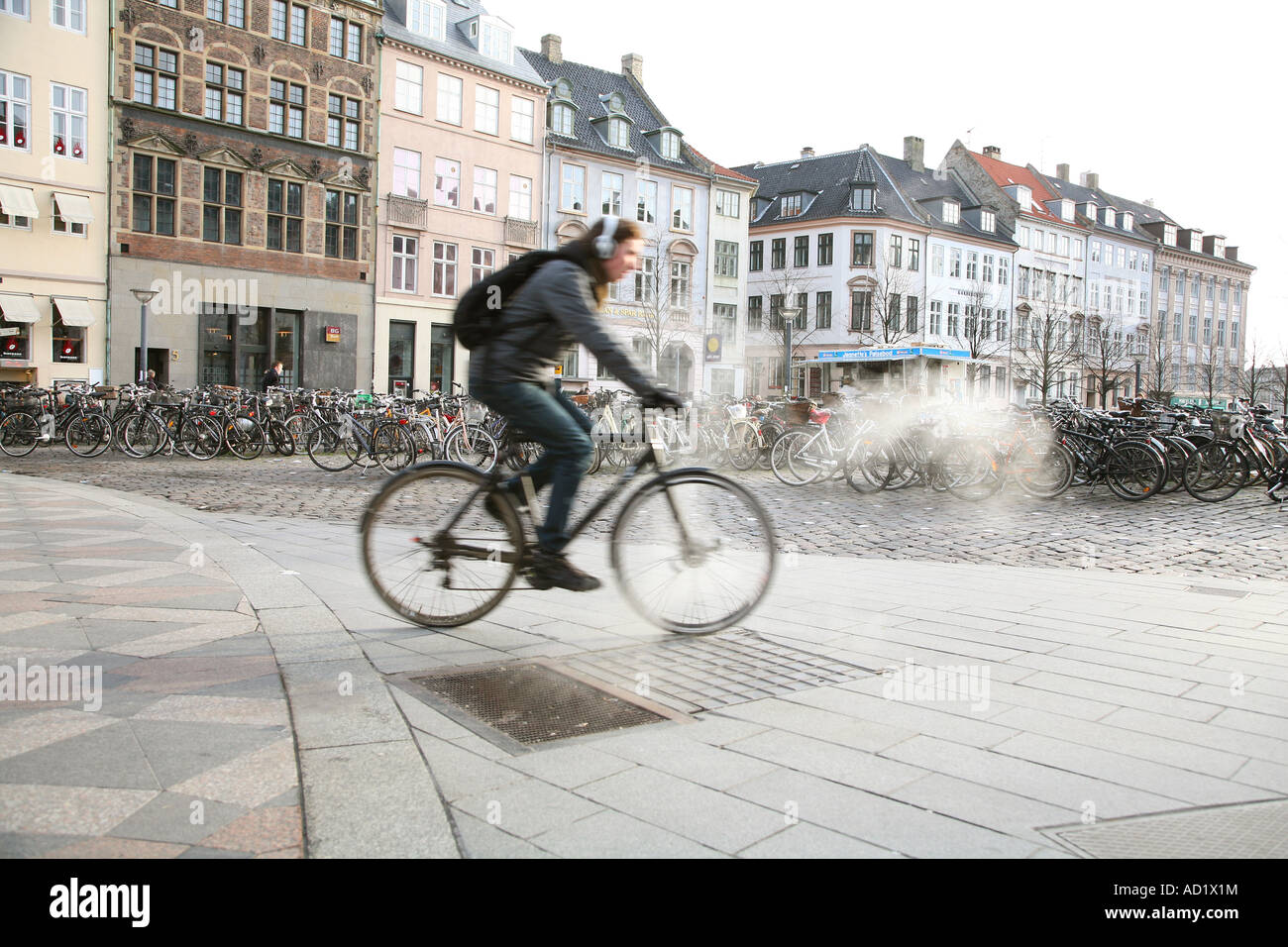 Dampf kommt aus dem Untergrund, wie ein Radfahrer in der Stadt Kopenhagen vergeht Stockfoto