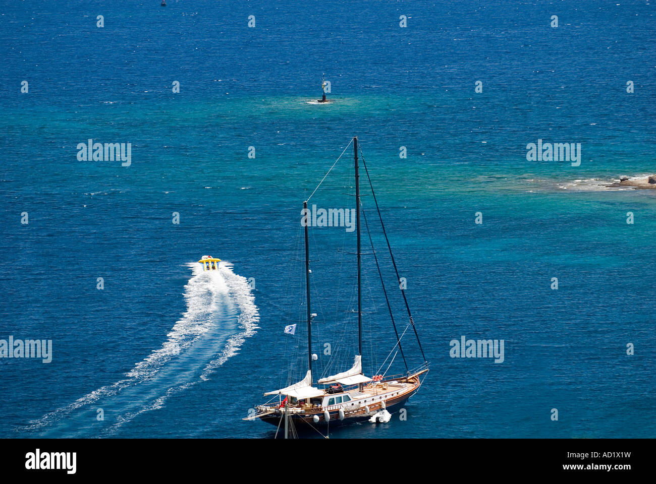 Segeln, Boot und Wassersport in Bardakci Bay, Bodrum, Türkei. Stockfoto