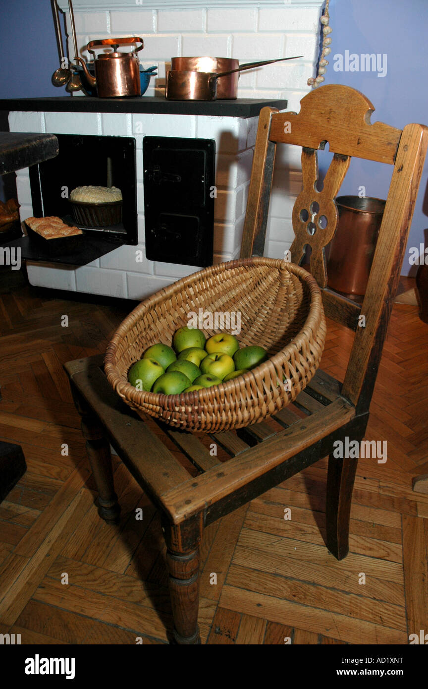 Innere des traditionellen rustikalen polnische Küche vom Anfang des XX. Jahrhunderts mit Kachelofen Stockfoto