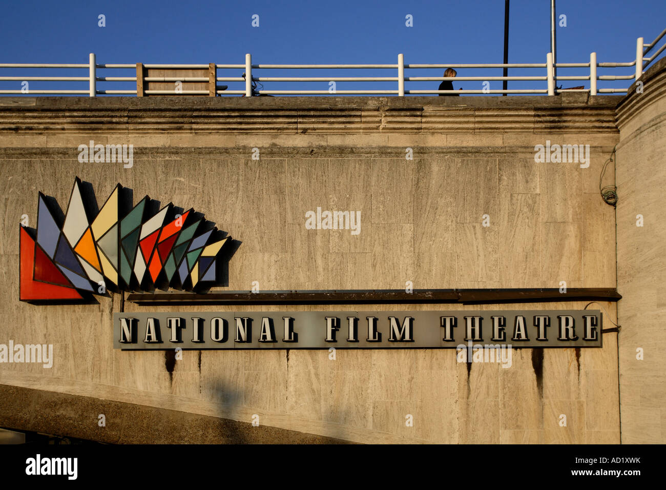 National Film Theatre Zeichen auf Waterloo Bridge. South Bank, London, England, UK Stockfoto