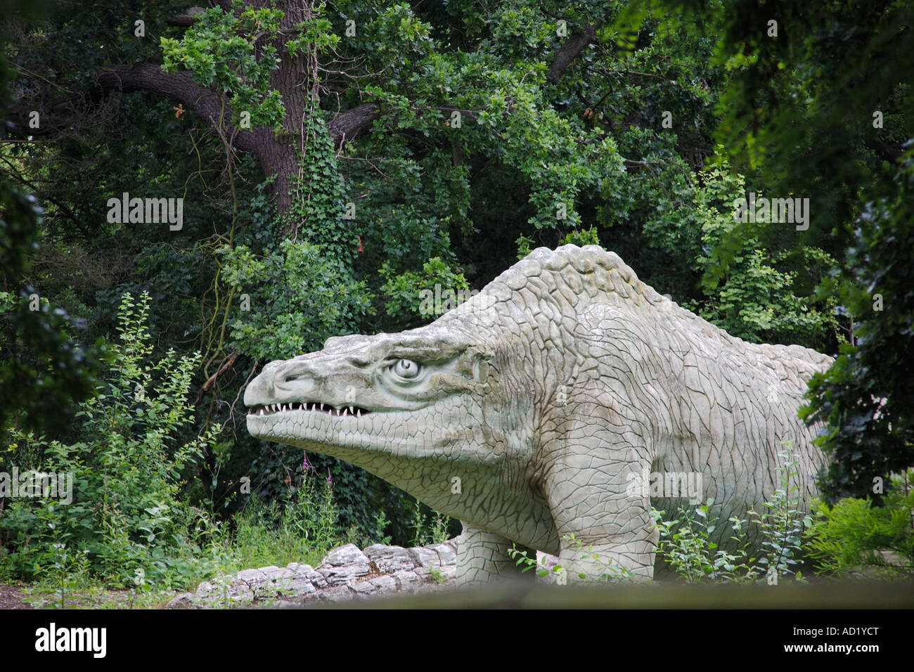 Megalosaurus Dinosauriermodell. Crystal Palace Park, Sydenham, Bromley, London, England, Vereinigtes Königreich Stockfoto