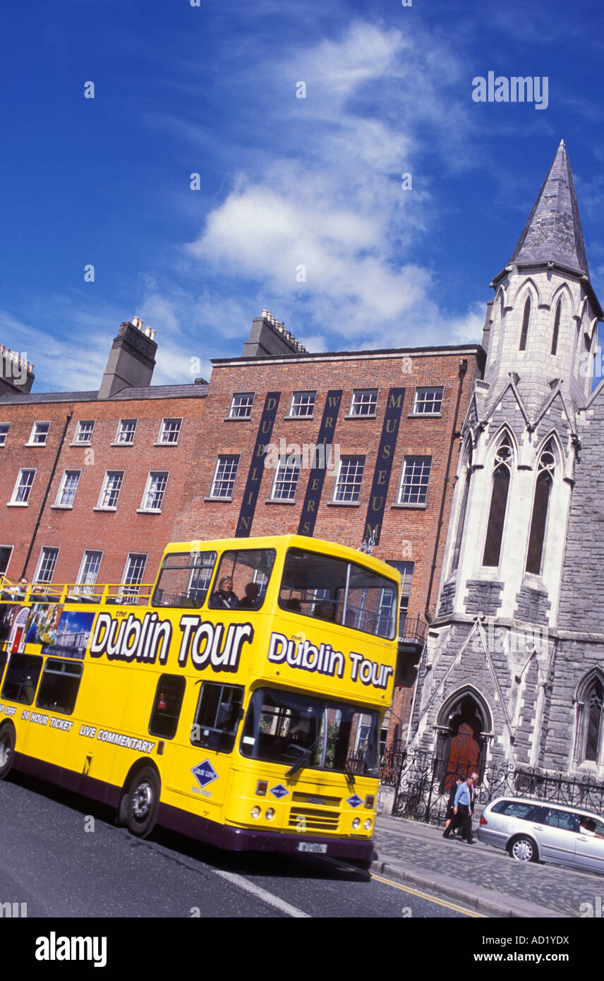 Sightseeing-Bus vor Dublin Writers Museum in Dublin Irland Stockfoto