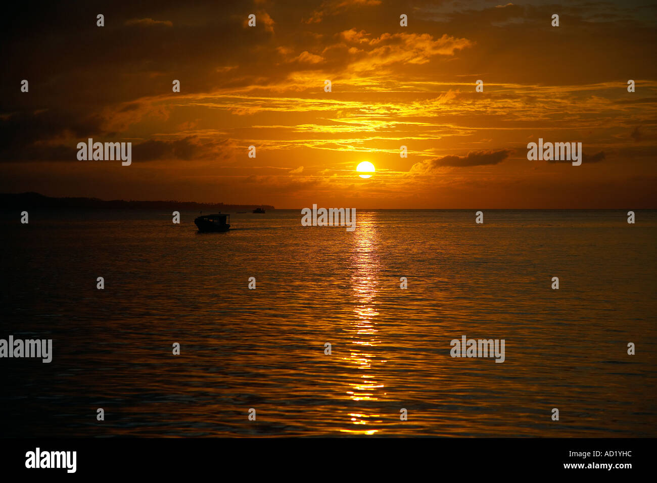 Fischer bei Sonnenuntergang in Nord-Sulawesi, Indonesien Stockfoto