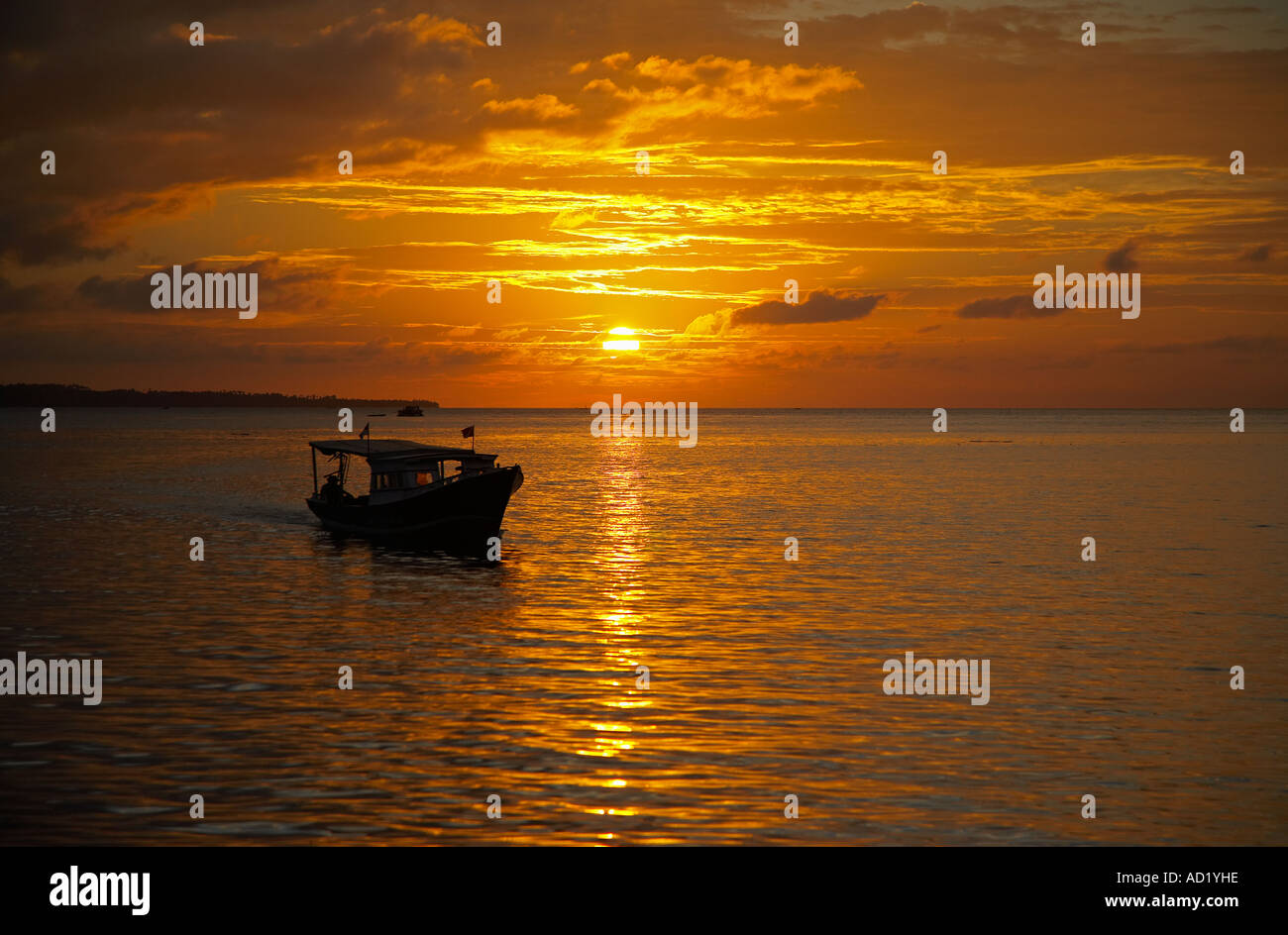 Boot, die Rückkehr in den Hafen bei Sonnenuntergang in Nord-Sulawesi, Indonesien Stockfoto