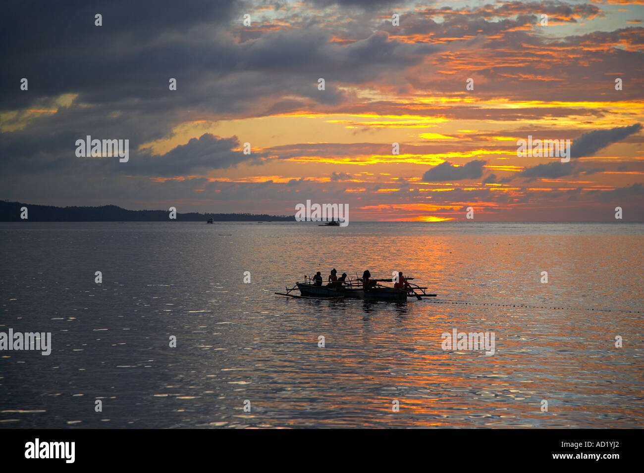 Fischer bei Sonnenuntergang in Nord-Sulawesi, Indonesien Stockfoto