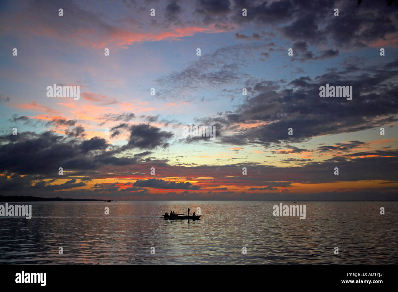 Fischer bei Sonnenuntergang in Nord-Sulawesi Indonesien Stockfoto