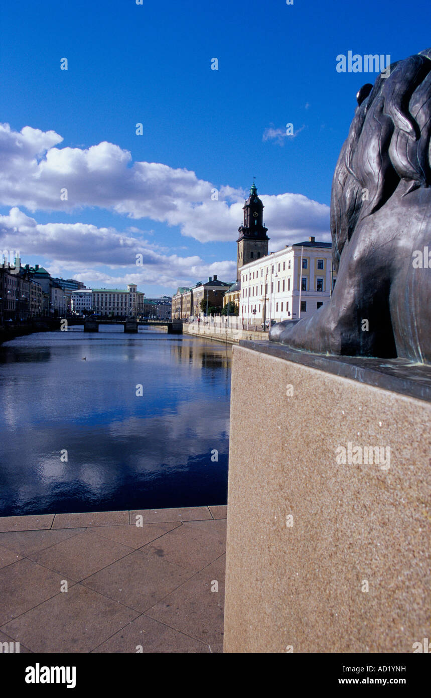 Ansicht von Gebäuden, Löwe Skulptur und Brücke in Göteborg Schweden Skandinavien Stockfoto