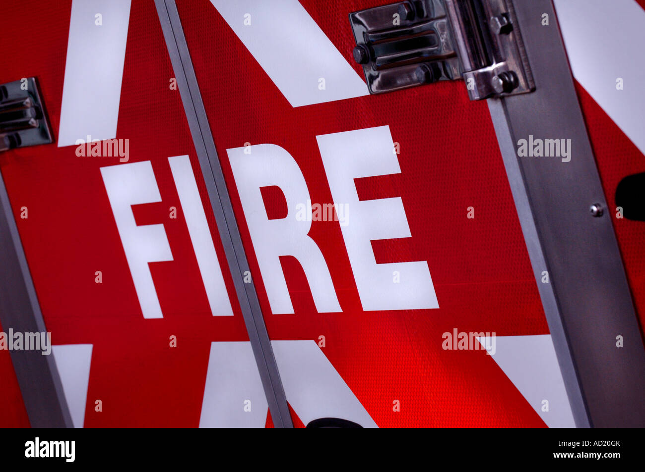 Ein Notdienst-Fahrzeug mit dem Wort Feuer in reflektierender Schriftzug auf der Rückseite des Gerätes. Bild von Jim Holden. Stockfoto